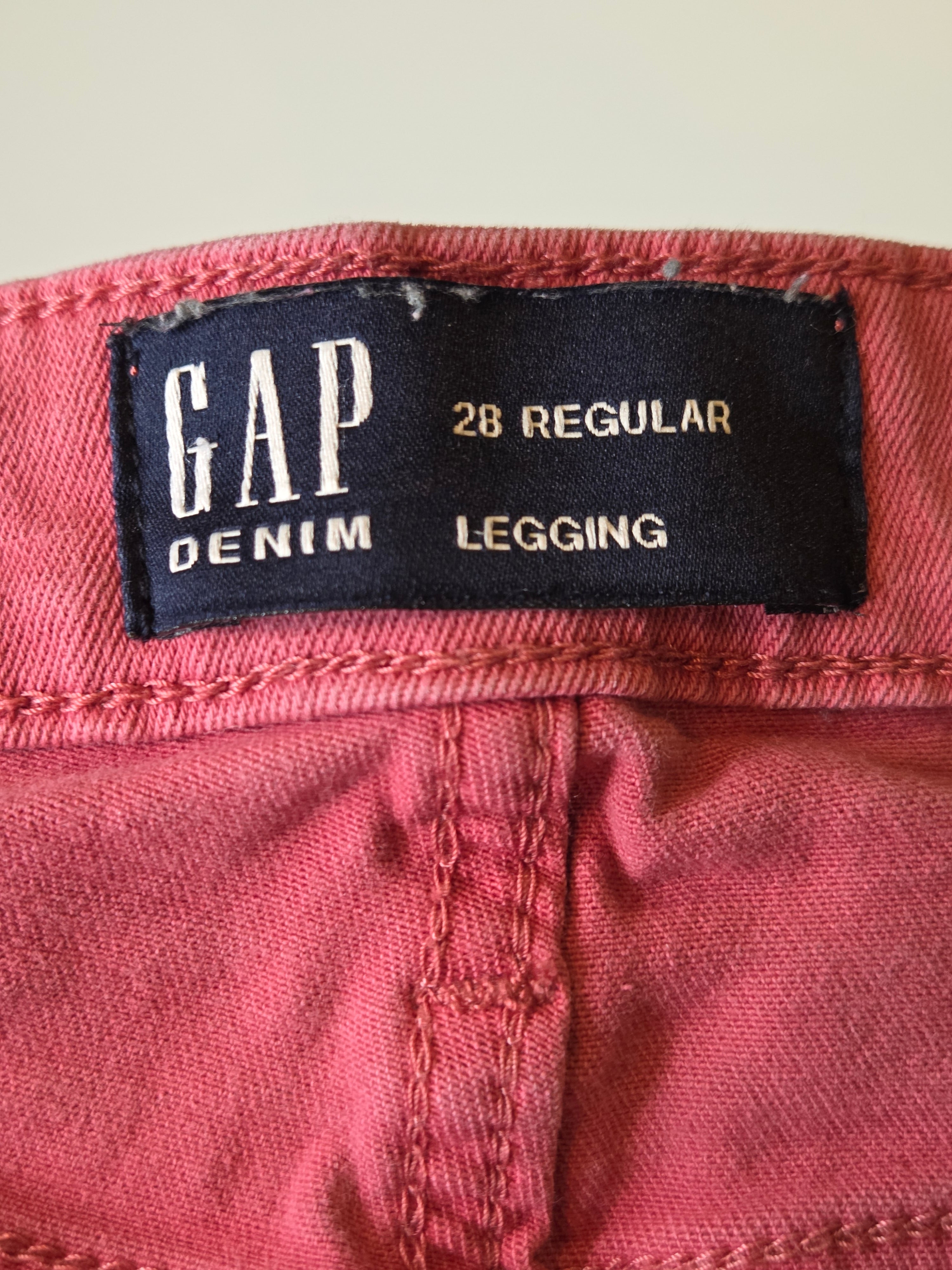 GAP DENIM BOYFRIEND JEANS SIZE 28R