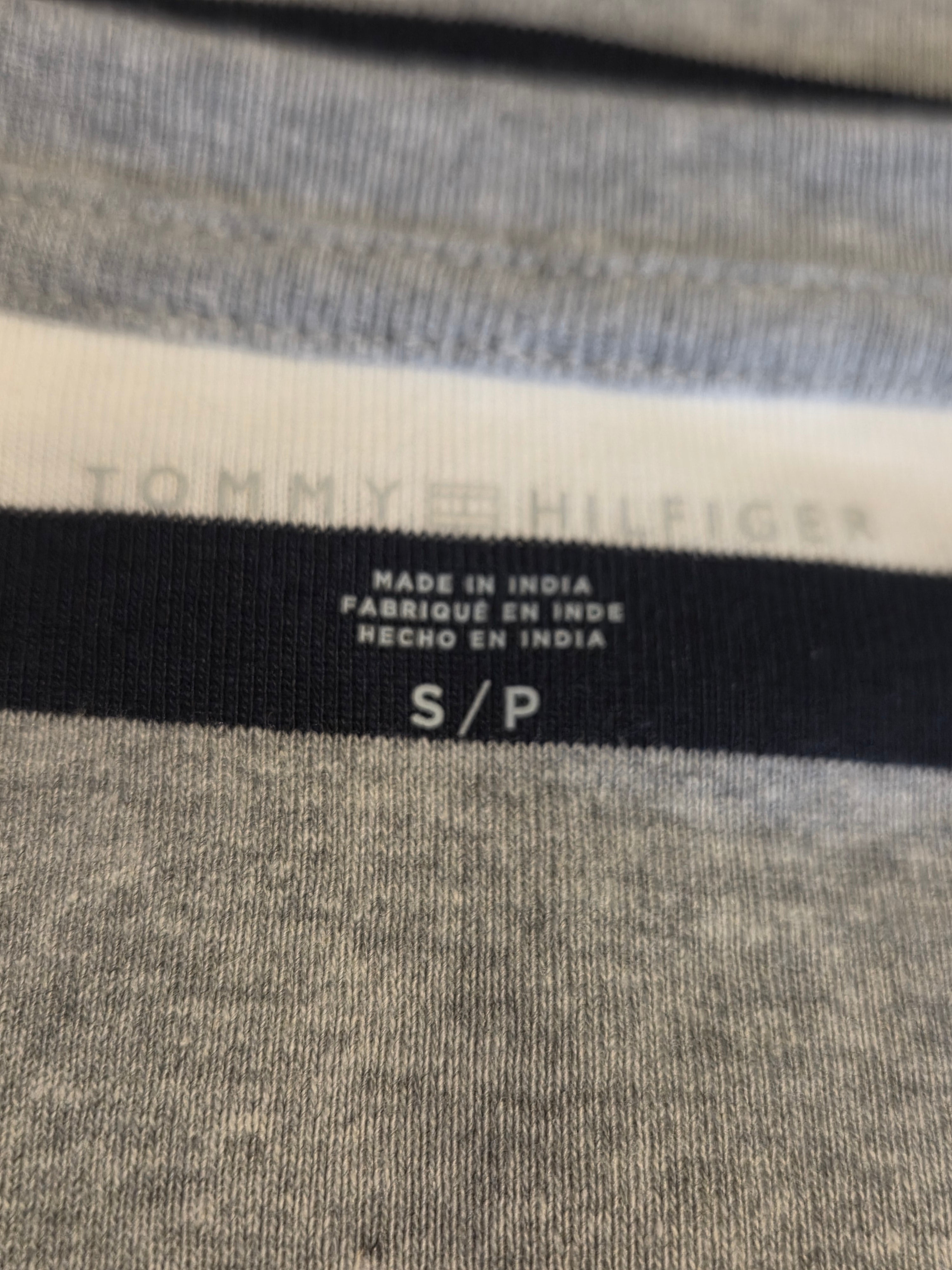 TOMMY HILFEGER SHIRT SIZE SMALL