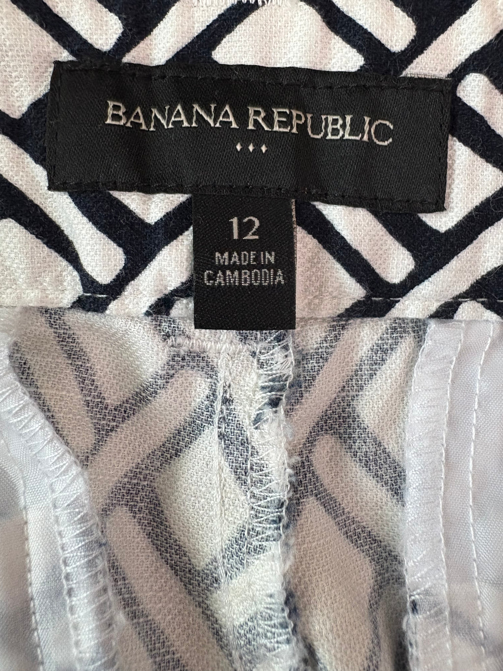 BANANA REPUBLIC SHORTS SIZE 12