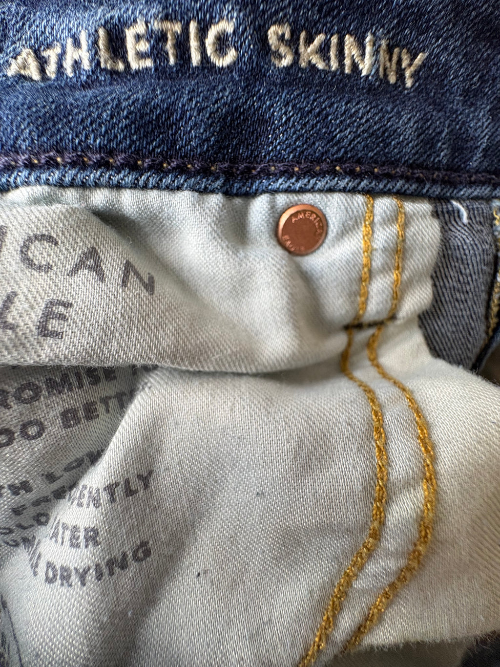 AMERICAN EAGLE BLUE JEANS SIZE 33W 32L